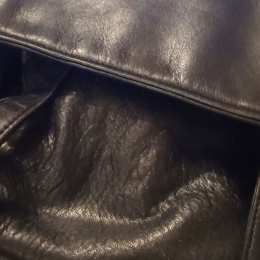 Vintage Brio Black Leather  missing a snap weird on the bottom